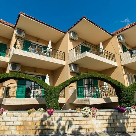 מלון דירות Konstantinos & I 4*